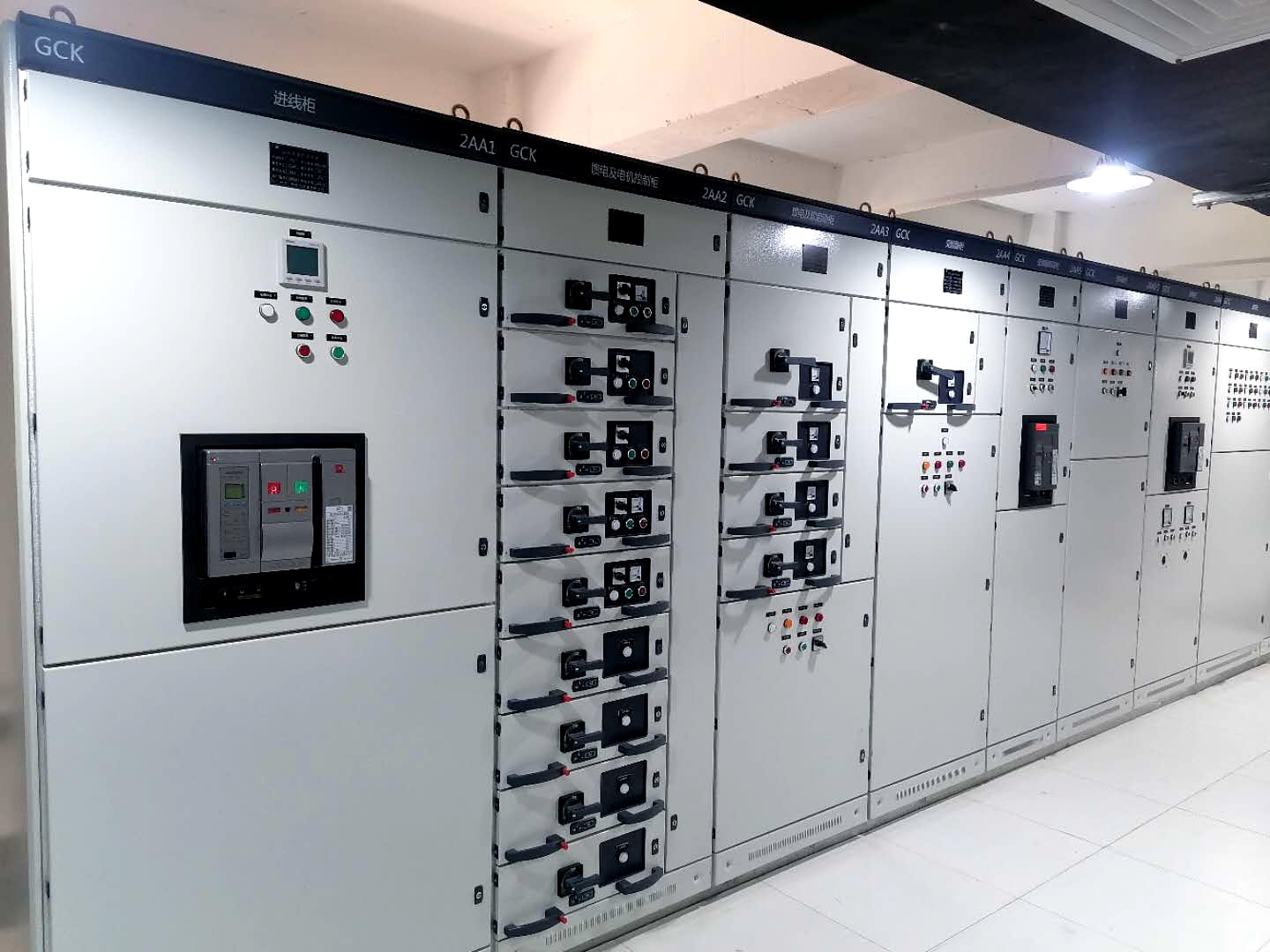 佛山佳利达环保科技股份有限公司二期项目（GCK低压抽出式开关柜）拼柜现场图